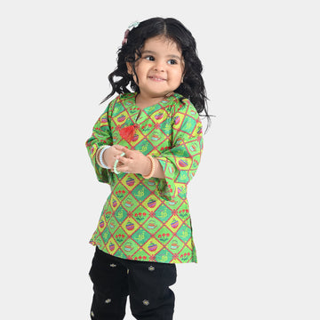Infant Girls Cotton Printed Kurti Kettle And Flowers Ind-Multi